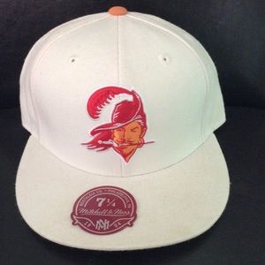 Mitchell and Ness Tampa Bay Buccaneers 7 1/4 fitt